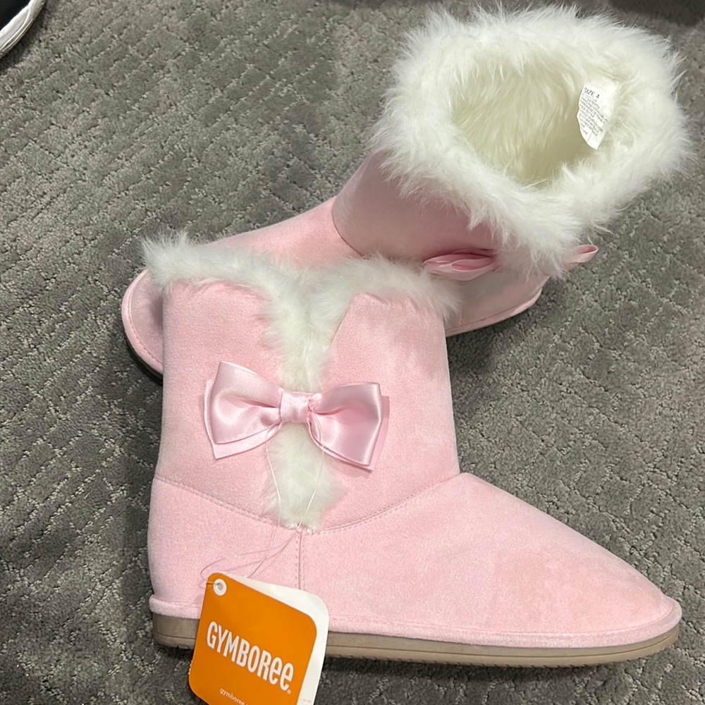 Pink boots with bow and soft faux fur lining. Size 4 girls. New never worn